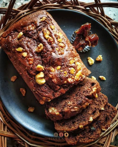 Dates and walnut cake