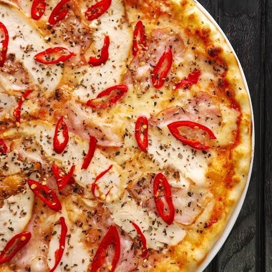Chilli chicken pizza