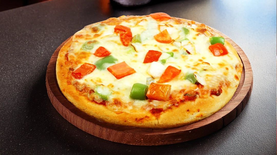 Classic cheese-veg pizza