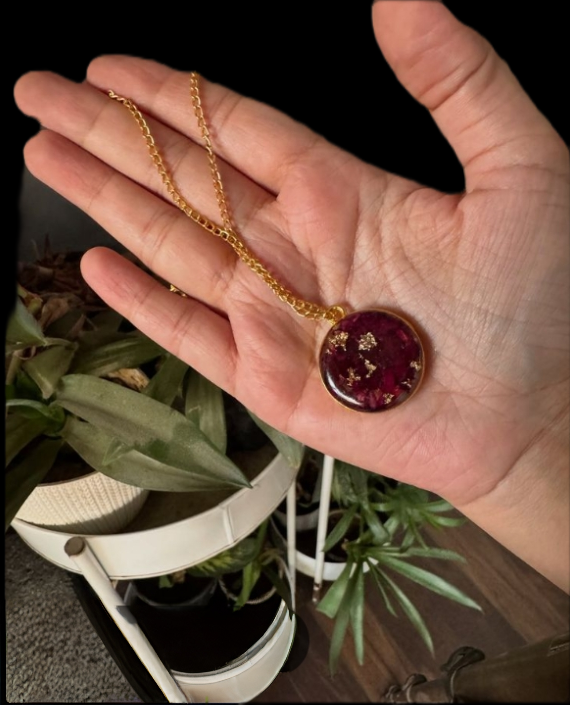 Resin rose preserved pendant round shape